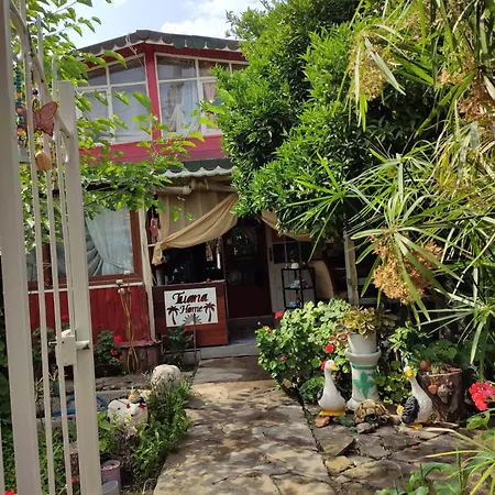 Bed & Breakfast Tuana Garden Side