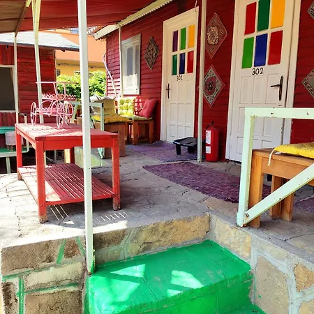 Tuana Garden Bed & Breakfast Side